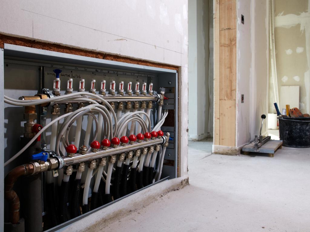 Raumflächenintegrierte Heiz- und Kühlsysteme